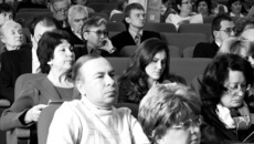 Во время пленарного заседания.