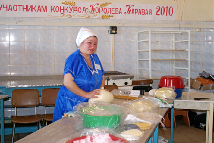Раскатываем тесто (Надежда Тимергалиева, Тогучин, серебряный призер).