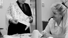 Ирина Вялых на занятиях по вязанию.