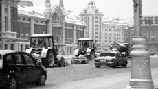 На дорогах заработала снегоуборочная техника. Фото Андрея БАУЛИНА.