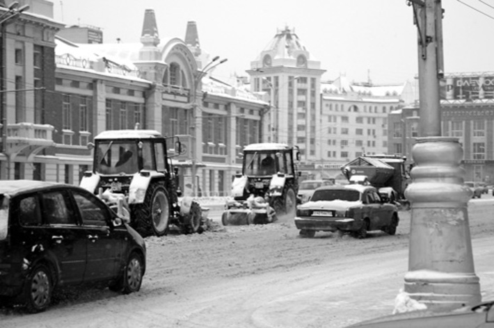 На дорогах заработала снегоуборочная техника. Фото Андрея БАУЛИНА.