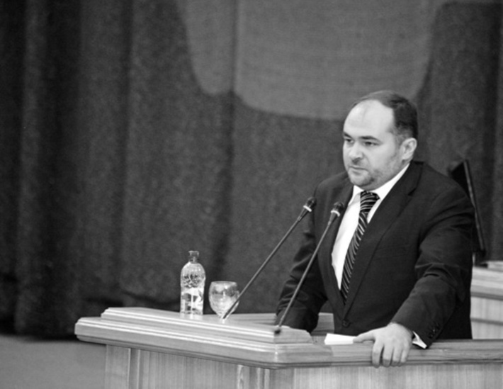 Леонид Горнин докладывает об изменениях в областной бюджет текущего года. Увеличено финансирование по ряду важнейших статей.