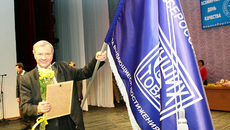 Знамя — в надежных руках Владимира Рязанцева, технического директора Новосибирского приборостроительного завода имени Ленина.