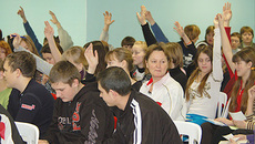 Традиции новаторов в Большеизыракской школе подхвачены и нынешними педагогами. Так, на итоговой встрече участников региональной сети «Хранители леса» в номинации «Охрана леса и лесовосстановление» победила группа ребят из Большеизыракской школы (на снимке вверху). Они не только поддерживали свой питомник и занимались лесовосстановлением, но и успешно вовлекли в эту работу другие школы района. Вместе со своим руководителем педагогом-биологом Галиной Большаковой они исследовали ландшафты малых рек в бассейне реки Берди, добились выделения участка пашни в водоохранной зоне для его экологической реставрации