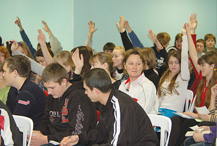 Традиции новаторов в Большеизыракской школе подхвачены и нынешними педагогами. Так, на итоговой встрече участников региональной сети «Хранители леса» в номинации «Охрана леса и лесовосстановление» победила группа ребят из Большеизыракской школы (на снимке вверху). Они не только поддерживали свой питомник и занимались лесовосстановлением, но и успешно вовлекли в эту работу другие школы района. Вместе со своим руководителем педагогом-биологом Галиной Большаковой они исследовали ландшафты малых рек в бассейне реки Берди, добились выделения участка пашни в водоохранной зоне для его экологической реставрации