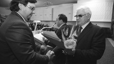 Награда вручается победителю конкурса молодых ученых Вячеславу Васильеву.