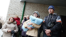 На крыльце будущие жильцы социального дома.