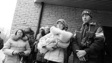 На крыльце будущие жильцы социального дома.