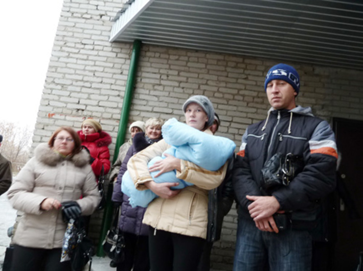 На крыльце будущие жильцы социального дома.