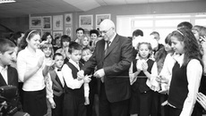 На память о встрече Сергей Пыхтин разрезал красную ленточку на несколько частей и раздал детям.