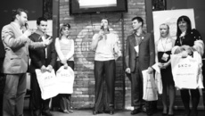 Член экспертного совета конкурса Ирина Фадеева (в центре) поздравляет «октябрят» — предпринимателей, которые поедут в Москву.