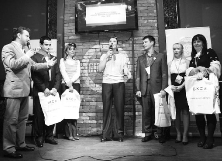 Член экспертного совета конкурса Ирина Фадеева (в центре) поздравляет «октябрят» — предпринимателей, которые поедут в Москву.