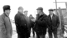 Участие во взаимопроверках главы Купинского района Владимира Шубникова (второй слева) и директора управления сельского хозяйства района Алексея Воличенко (крайний слева) — явление обычное.