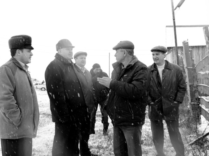Участие во взаимопроверках главы Купинского района Владимира Шубникова (второй слева) и директора управления сельского хозяйства района Алексея Воличенко (крайний слева) — явление обычное.