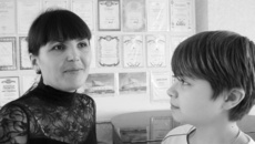 Преподавательница пения Лариса Андреева и Слава Шкурков.