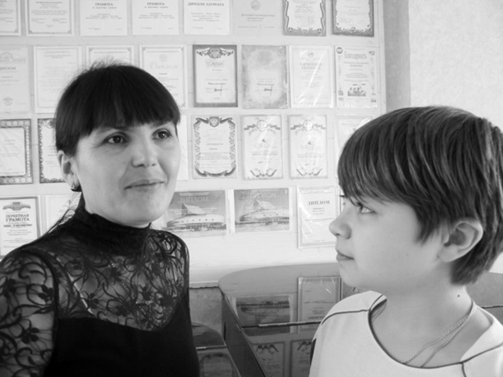 Преподавательница пения Лариса Андреева и Слава Шкурков.