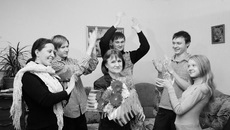Татьяна Александровна Попова — счастливая родоначальница многочисленного семейства. У неё семь детей, три невестки и три внука. И любимый муж! На снимке только часть семьи (слева направо): невестка Ира, дети — Слава, Женя, Костя, Настя.