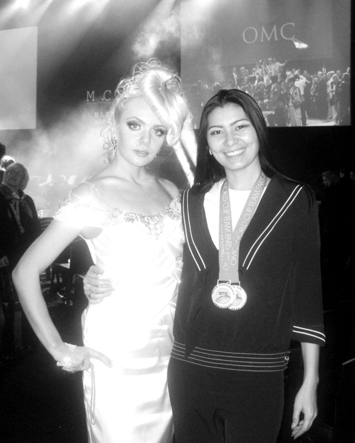 Блондинки принесли России победу. Бакыт Ахтиярова (справа) и ее модель.