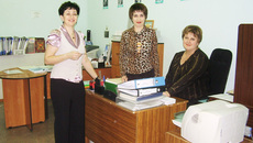 Сотрудники архивной службы администрации Карасукского района перед переездом в свое отремонтированное помещение: Елена Загородникова — начальник отдела, Лилия Камнева — архивариус, Галина Мишенина — специалист.