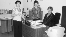 Сотрудники архивной службы администрации Карасукского района перед переездом в свое отремонтированное помещение: Елена Загородникова — начальник отдела, Лилия Камнева — архивариус, Галина Мишенина — специалист.