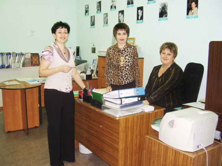 Сотрудники архивной службы администрации Карасукского района перед переездом в свое отремонтированное помещение: Елена Загородникова — начальник отдела, Лилия Камнева — архивариус, Галина Мишенина — специалист.