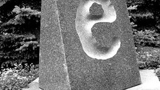 Памятник букве Ё в Ульяновске.