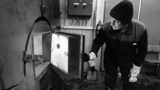 За работой кочегар Владимир Полушин.