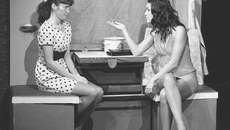 У сестер Поленьки (Ольга Епанчинцева) и Юленьки (Ирина Носова)  разные судьбы: у одной муж – честный бедняк Жадов, у другой – «доходное место» имеет.