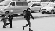 Автомобиль и пешеход — всегда опасный поединок. Фото Андрея Баулина.