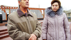 Демьян Гошко и Светлана Ефременко — председатели районных советов ветеранов Краснозерского и Карасукского районов во время возложения венка к монументу Славы в Карасуке.