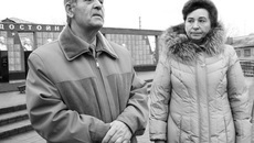 Демьян Гошко и Светлана Ефременко — председатели районных советов ветеранов Краснозерского и Карасукского районов во время возложения венка к монументу Славы в Карасуке.