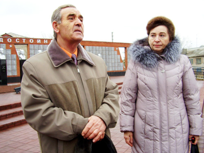 Демьян Гошко и Светлана Ефременко — председатели районных советов ветеранов Краснозерского и Карасукского районов во время возложения венка к монументу Славы в Карасуке.