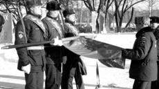 Развертывание нового знамени производит начальник Сибирского регионального центра МЧС России Данияр Сафиуллин.