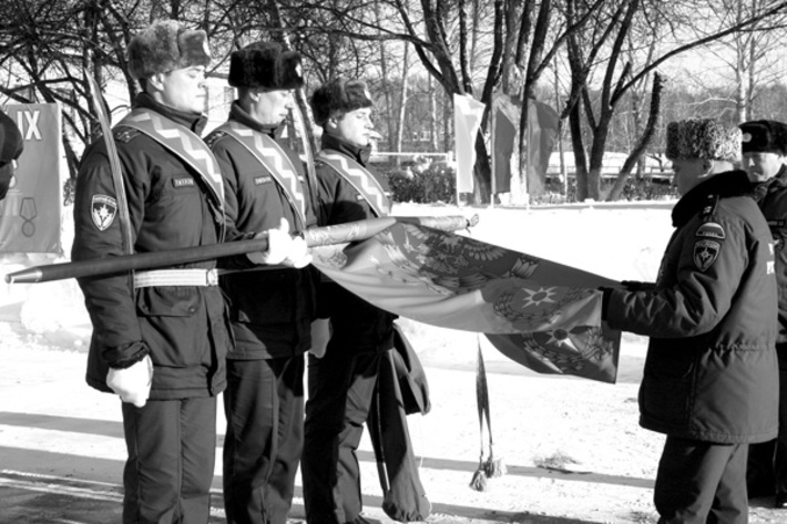 Развертывание нового знамени производит начальник Сибирского регионального центра МЧС России Данияр Сафиуллин.