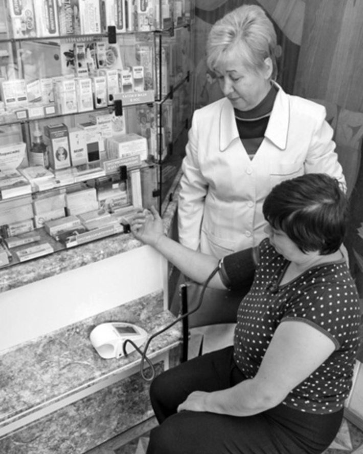 Артериальное давление можно измерить в аптеке.