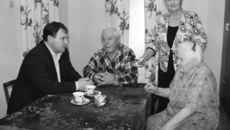 Николай Николаевич и Елена Ивановна с удовольствием пообщались с главой района Петром Александровичем Шилиным и председателем районного совета ветеранов Марией Леонтьевной Ивлевой.