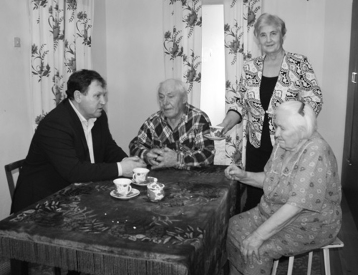 Николай Николаевич и Елена Ивановна с удовольствием пообщались с главой района Петром Александровичем Шилиным и председателем районного совета ветеранов Марией Леонтьевной Ивлевой.