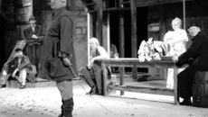 Момент репетиции. На первом плане – заслуженный артист РФ Александр Варавин: в «Скупом» он играет роль повара и одновременно кучера (такова экономическая «доктрина» хозяина) Жака.