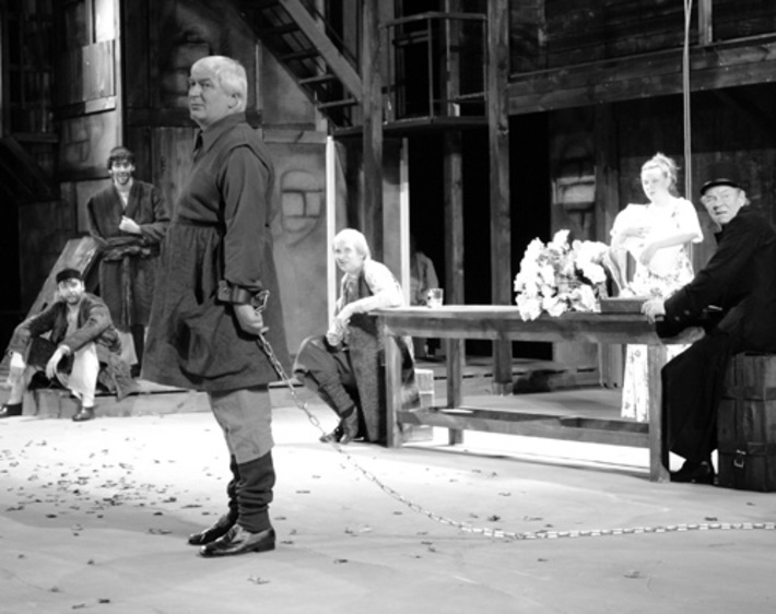 Момент репетиции. На первом плане – заслуженный артист РФ Александр Варавин: в «Скупом» он играет роль повара и одновременно кучера (такова экономическая «доктрина» хозяина) Жака.