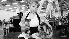 Вой победы, раздавайся! Александра Осипенко из Ачинска с Кубком победителя и ее любимец-миттельшнауцер по кличке Русс мажор Назарет — 1-е место в промежуточном классе.