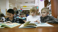В читальном зале первоклассники школы № 73.
