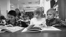 В читальном зале первоклассники школы № 73.