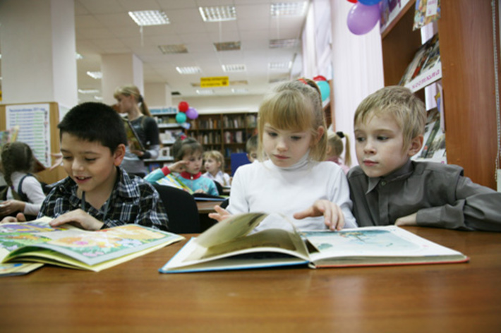 В читальном зале первоклассники школы № 73.