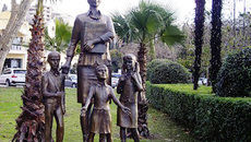 Памятник учителю от благодарных сочинцев.