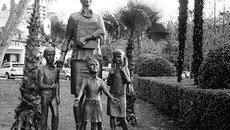 Памятник учителю от благодарных сочинцев.