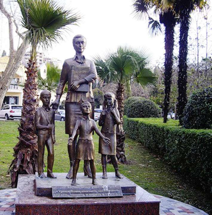 Памятник учителю от благодарных сочинцев.