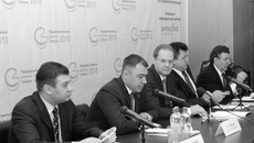 Президент Национального союза производителей молока Андрей Даниленко, президент Национального союза зернопроизводителей Павел Скурихин, губернатор Новосибирской области Василий Юрченко, заместитель министра сельского хозяйства России Александр Черногоров и заместитель председателя Правительства Новосибирской области Виктор Гергерт (слева направо) на открытии конференции «Продовольственный рынок Сибири».