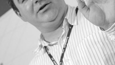 Константин Новоселов демонстрирует упрощенную технологию получения графена.