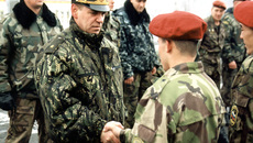 Игорь Сергеевич Груднов поздравляет молодых бойцов