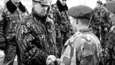 Игорь Сергеевич Груднов поздравляет молодых бойцов